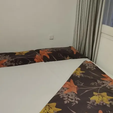 Metro La Salut Homestay Badalona